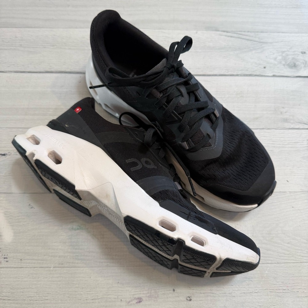 ON Women's Cloudpulse Low Top Sneakers black and white womens size 6.5